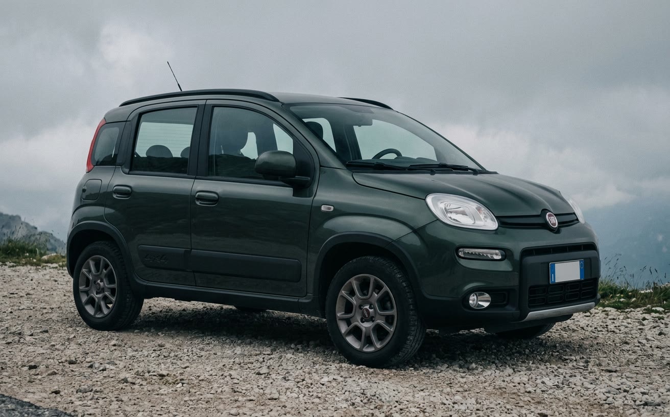 Sötétzöld Fiat Panda 4x4 murvás hegyi úton a Dolomitokban