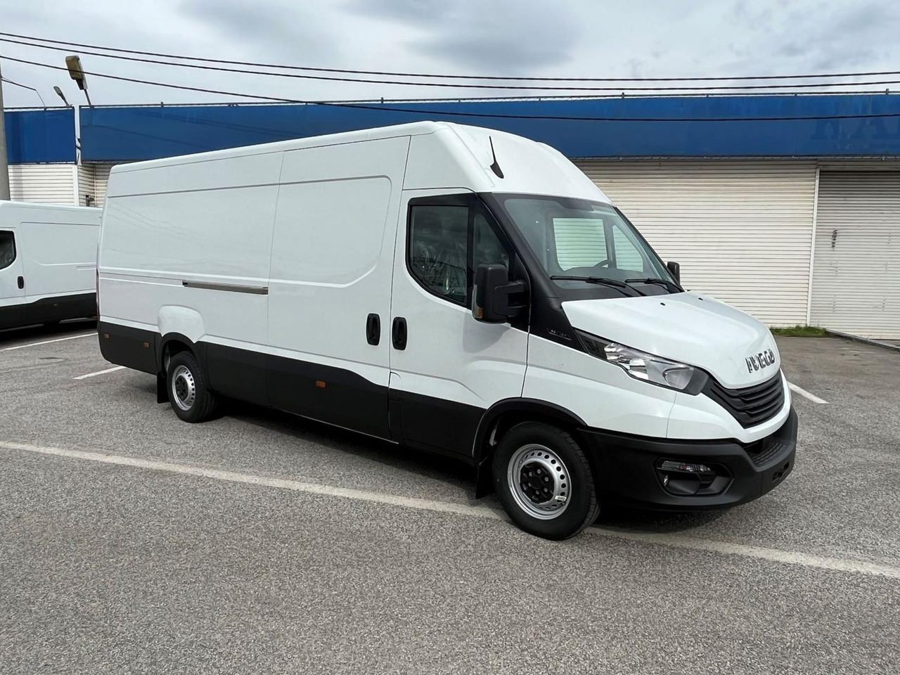 Fehér Iveco Daily furgon parkolóban