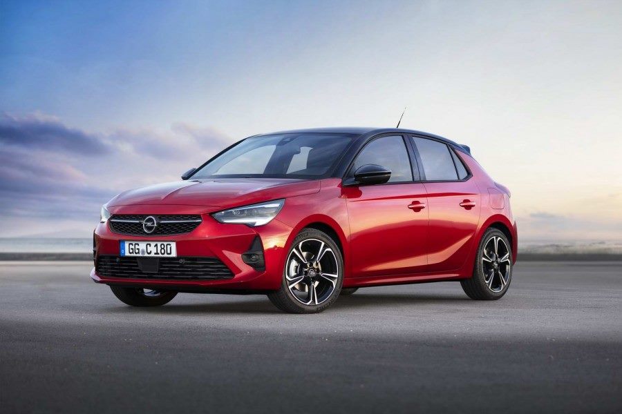 Piros Opel Corsa országúton