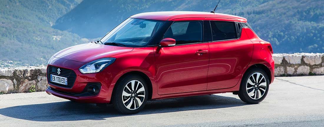 Piros Suzuki Swift hegyi úton